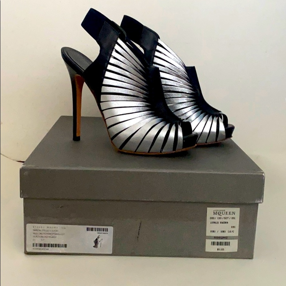 Alexander McQueen Black/Silver Sandal. Size 37